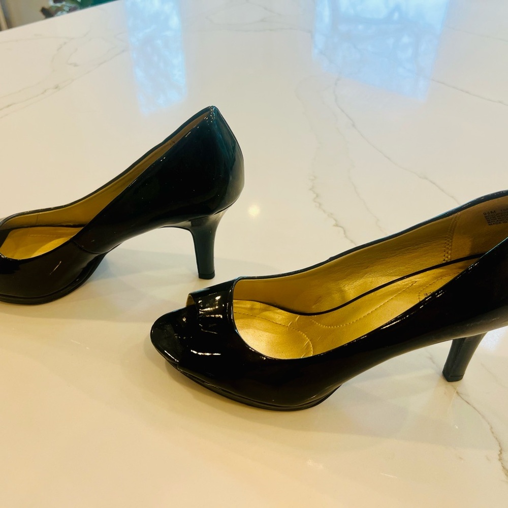 Bandolino Black Patent Peep Toe Heels - Picture 2 of 7